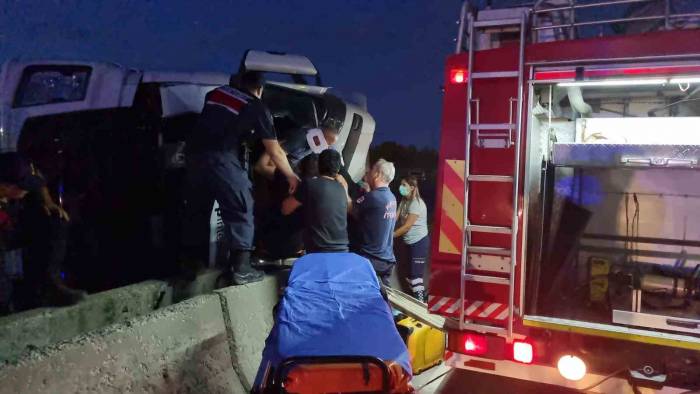Devrilen Boru Yüklü Tırın İçinden Bira Kutuları Çıktı: 2 Yaralı