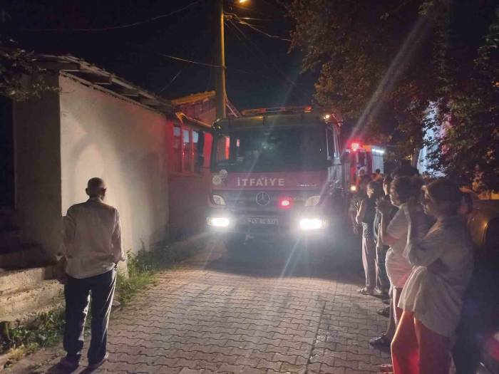 Yangın İhbarı Mahalleliyi Sokağa Döktü