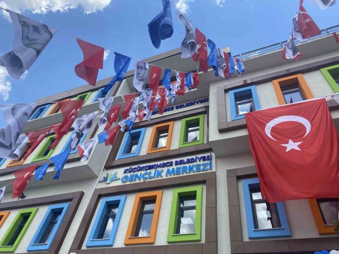 Küçükçekmece’de Halkalı Gençlik Merkezi’nin Açılışı Yapıldı
