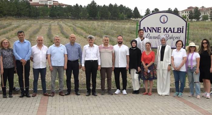 Lavanta Bahçesinin Bakımını Gönüllü Öğretim Görevlileri Yapıyor