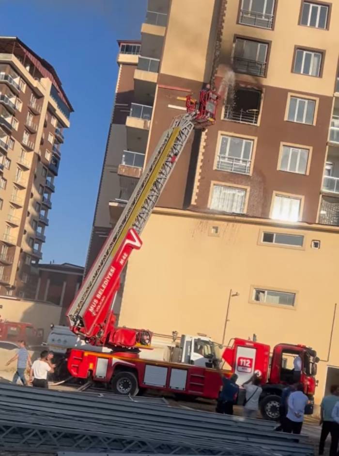 Muş’ta 13 Katlı Binanın 5’inci Katında Çıkan Yangın Korkuttu