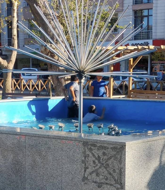 Sıcaktan Bunalan Çocukların Havuz Keyfi