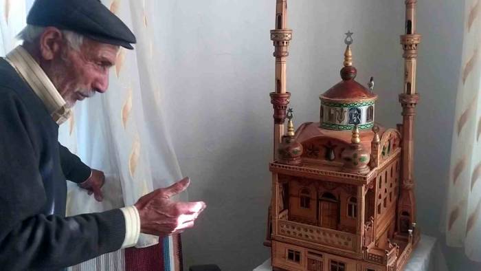 Odun Parçalarını Adeta Sanata Dönüştürüyor