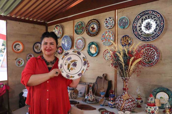 Tescilli Yazma Desenlerini Bin Yıllık Sanata Aktardı