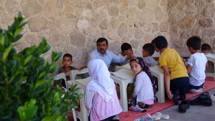 Minikler Yaz Kur’an Kursunda Hat Sanatını Öğreniyor