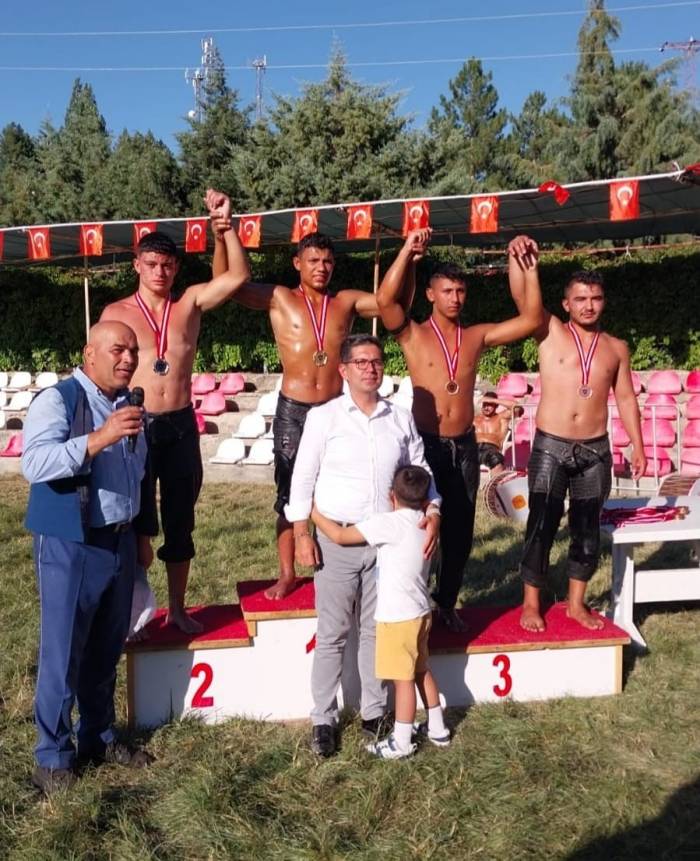 Yunusemreli Yağlı Güreşçilerden Manisa’ya İki Madalya