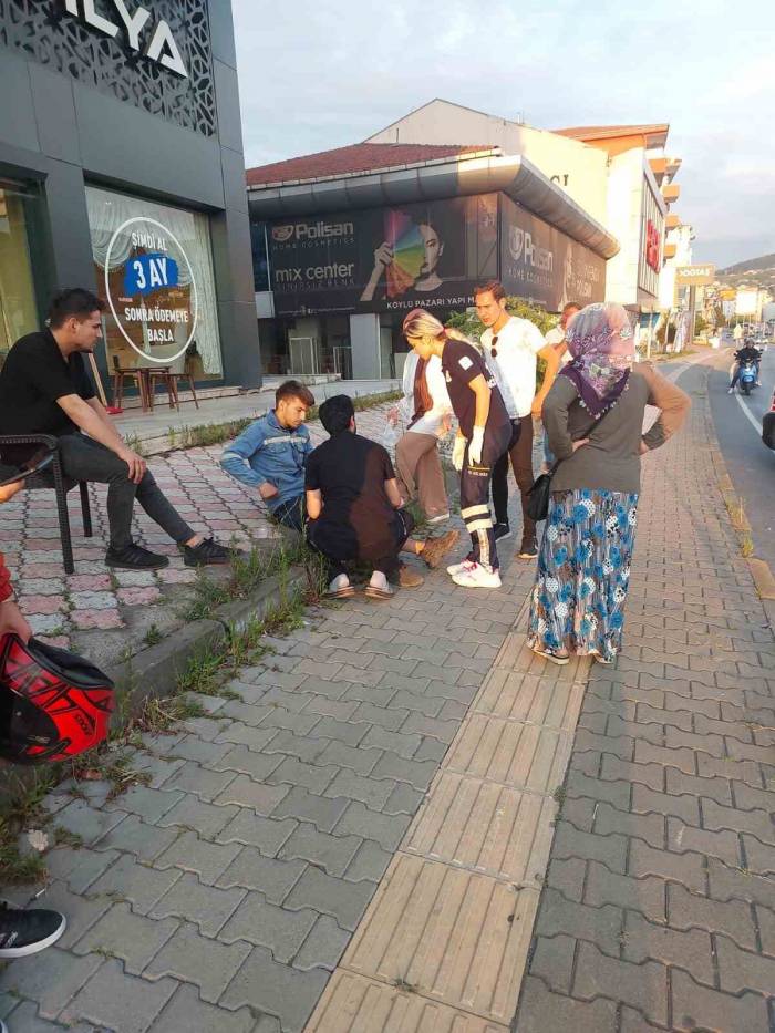 Motosiklet İle Otomobil Çarpıştı: 2 Yaralı