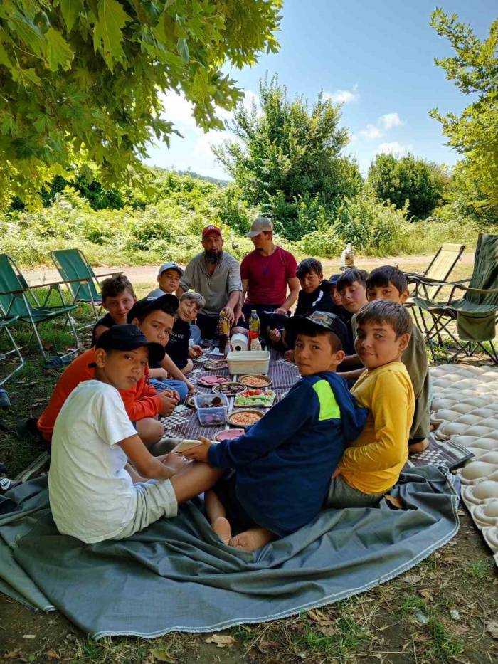 Gençleri Kötü Alışkanlıklardan Uzak Tutmak İçin Çalışıyorlar