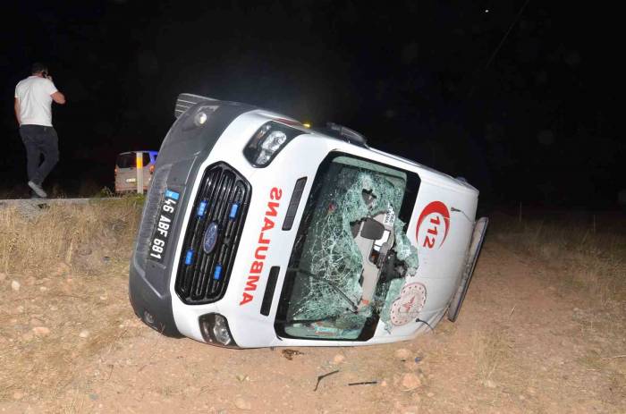 Ambulansın Şarampole Devrilmesi Sonucu 5 Kişi Yaralandı