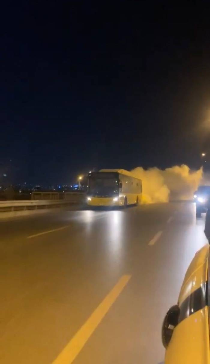 İett Otobüsünü Gören Hayrete Düştü: Dumanlar Eşliğinde Yoluna Devam Etti