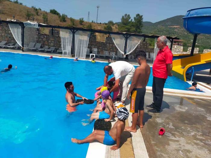 Bayırköy’de 110 Çocuk Yüzme Öğreniyor