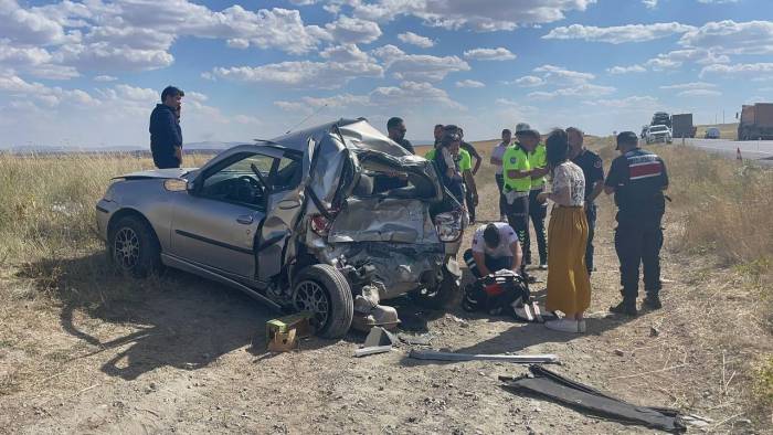 Mikser Otomobile Arkadan Çarptı: 2 Ölü, 1 Yaralı