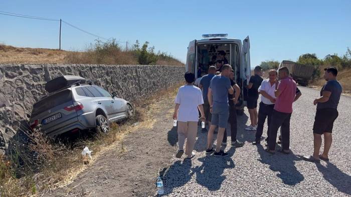Çanakkale’de Cip Kamyon Dorsesine Çarptı: 5 Yaralı