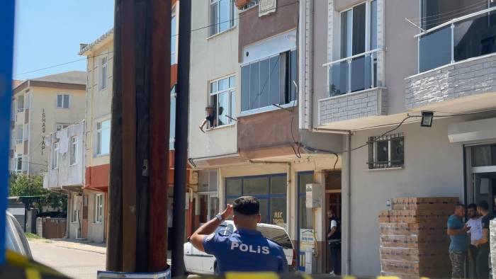 Cinnet Getiren Kişi Polislere Ateş Açtı