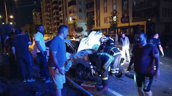 Kontrolden Çıkan Otomobil Orta Refüje Çarptı: 2 Yaralı