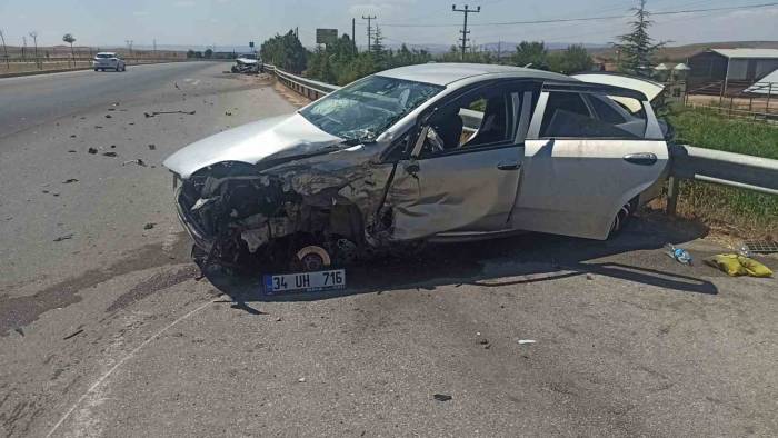 Çorum’da Otomobil İle Cip Kavşakta Çarpıştı: 4 Yaralı