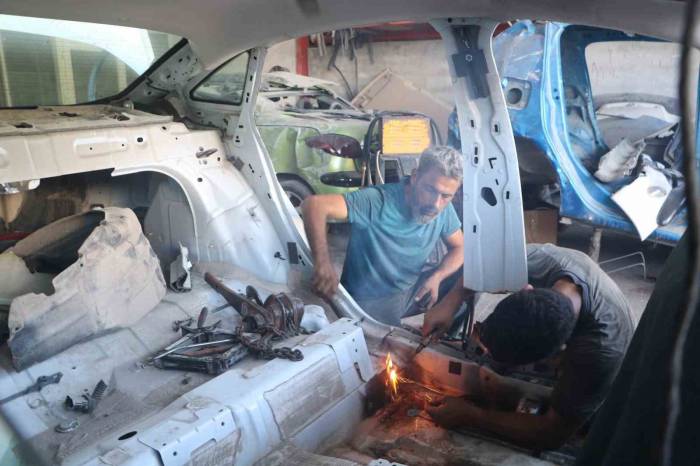 Enkazdan Çıkan Araçlar Ustaların Elinde Yeniden Ekonomiye Kazandırılıyor