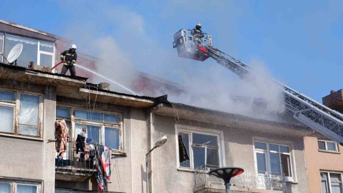 Erzurum’da Çatı Yangını Korkuttu