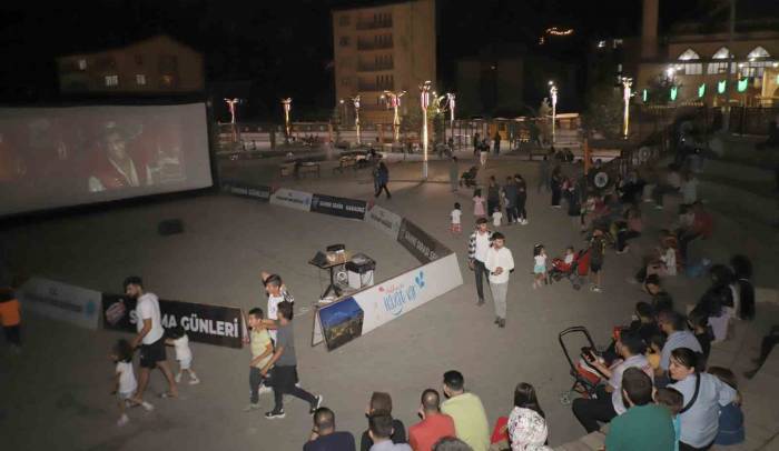 Hakkari’de Açık Hava Sinemasına Yoğun İlgi