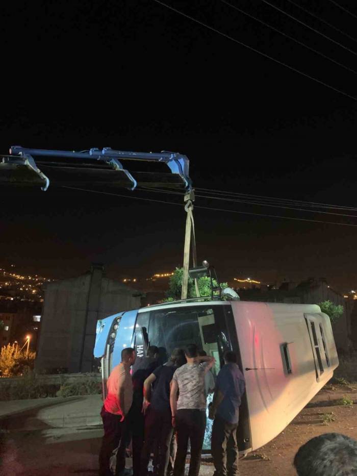 Halk Otobüsü Elektrik Direğine Çarptı: 1 Yaralı