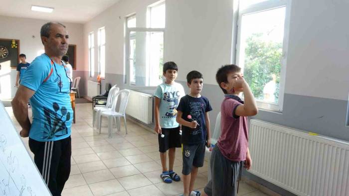Antrenör Muhtardan Mahalledeki Çocuklara Dart Eğitimi