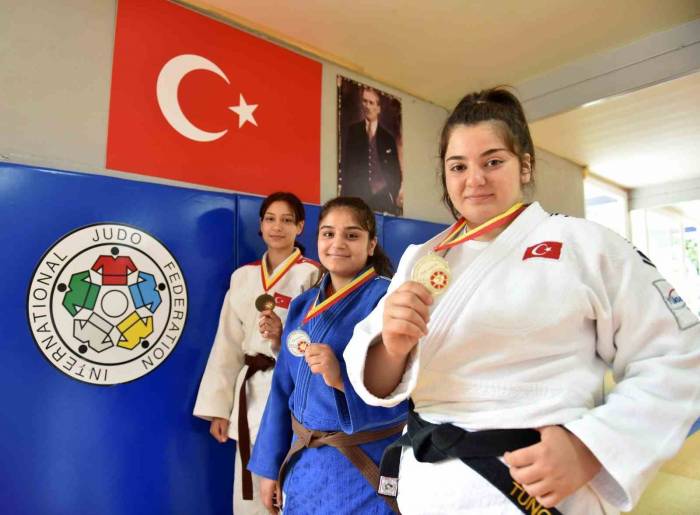 İzmir’in Altın Kızı Sema Mete