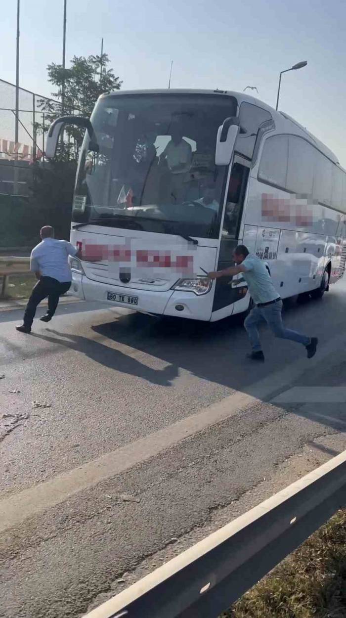 Kartal’da Otobüsün Önünü Kesti, Elindeki Bıçak İle Muavini Kovaladı