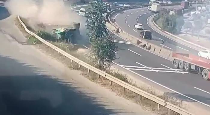 Devrilen Tırın Altında Kalan Sürücünün Öldüğü Kaza Kamerada