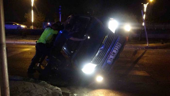 Alkollü Sürücünün Kullandığı Cip Sinyalizasyon Direğine Çarpıp Yan Yattı: O Anlar Kamerada