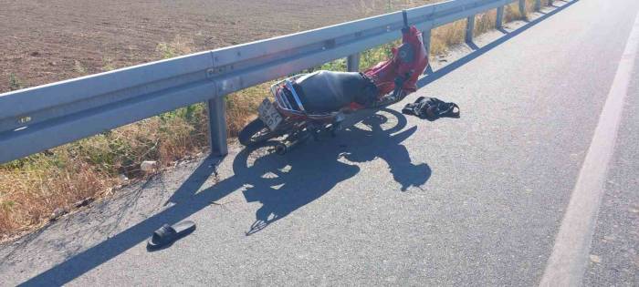 Manisa’da Motosiklet Bariyerlere Çarptı: 1 Ölü, 1 Yaralı