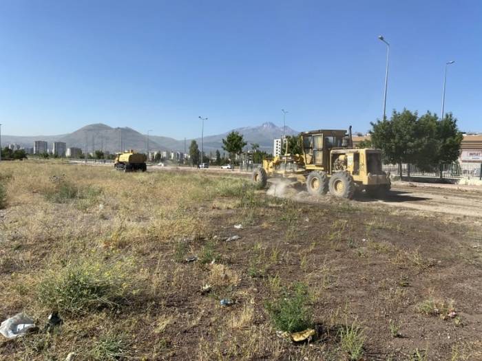 Melikgazi Daha Temiz Bir Çevre İçin Boş Alanların Temizliğini Yapıyor