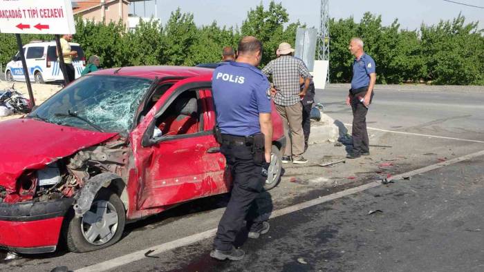 Minibüs İle Otomobil Çarpıştı: 1 Yaralı