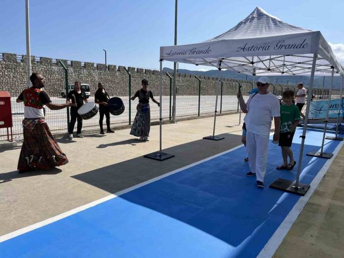 Rus Turistler Amasra’da Davul Zurna Ve Köçeklerle Karşılandı