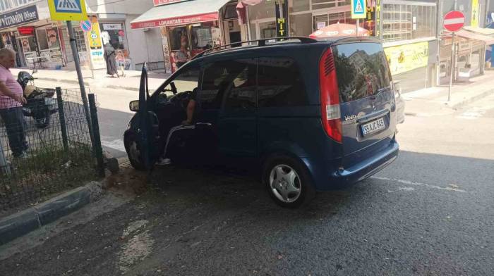 Aracında Uyuya Kalan Şahıs Polisleri Alarma Geçirdi