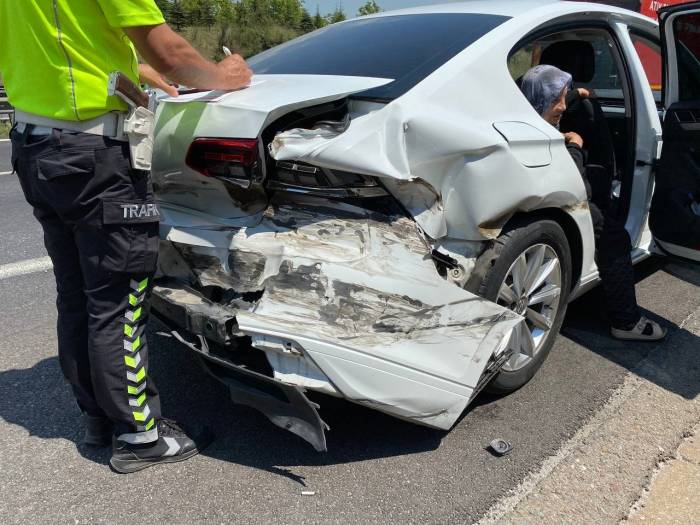 Tem’de Dinlenme Tesisinden Çıkan Otomobile Tır Çarptı
