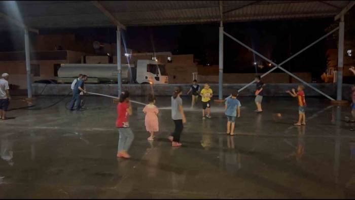 Sulama Aracının Hortumuyla Serinlediler