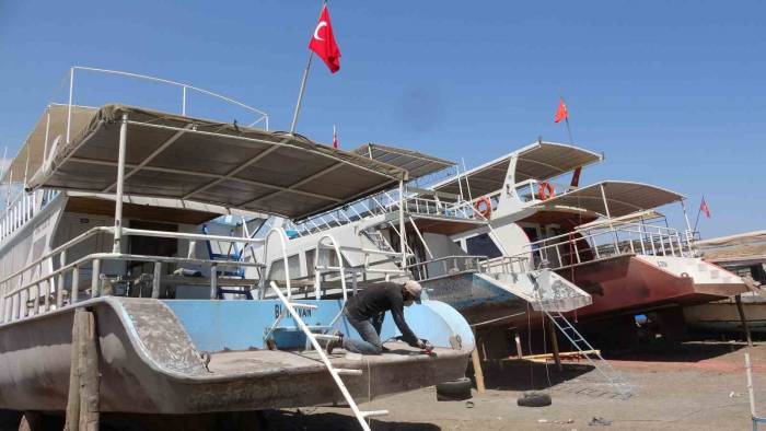 Vanlı Balıkçılar Teknelerini Kış Sezonuna Hazırlıyor