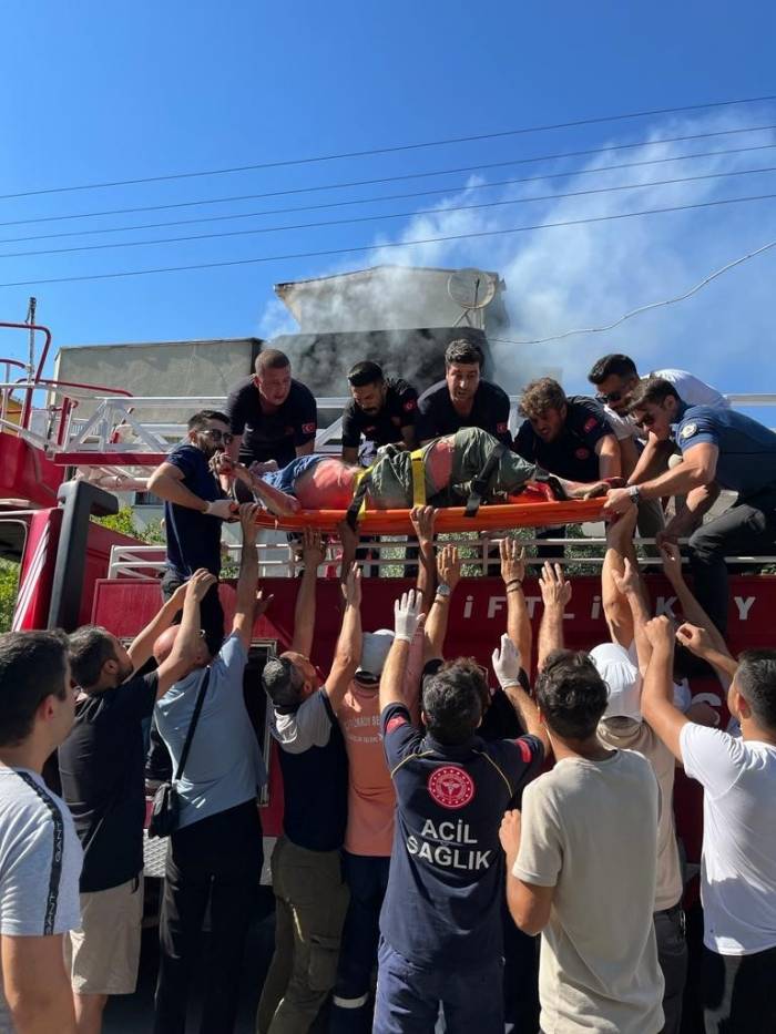 Yalova’da Çıkan Yangında 92 Yaşındaki Yaşlı Adamı İtfaiye Ekipleri Kurtardı