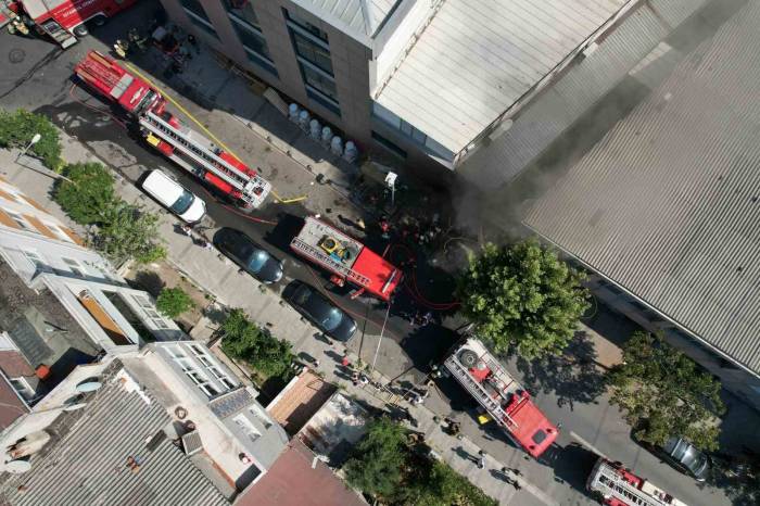 Bayrampaşa’da 4 Katlı Bir İş Merkezinde Çıkan Yangında Mahsur Kalan 9 Kişi Kurtarıldı