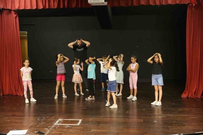 Yenilikçi Drama Kursunda Eğitimler Sürüyor