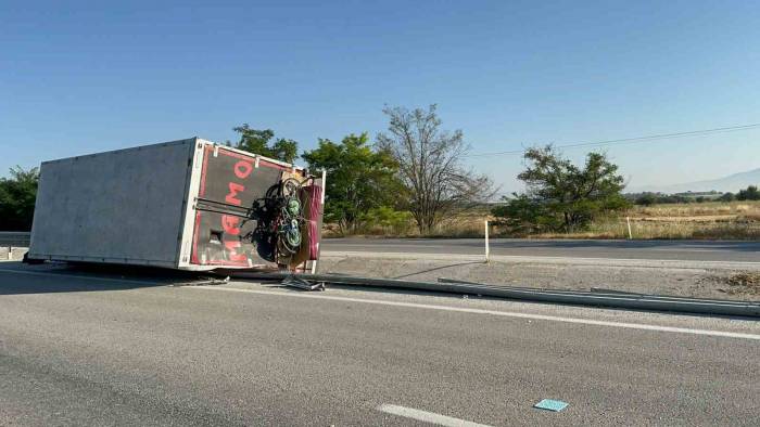 Bariyerleri Yıkıp Refüje Devrilen Kamyonda 4 Kişi Yaralandı