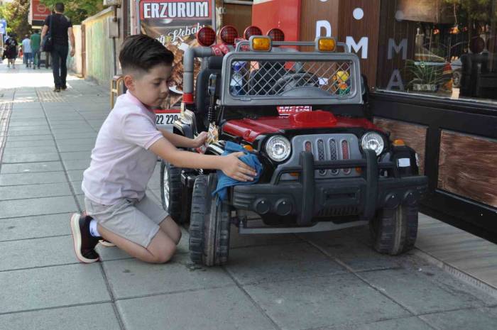 Minik Arda Akülü Aracına Adeta Gözü Gibi Bakıyor