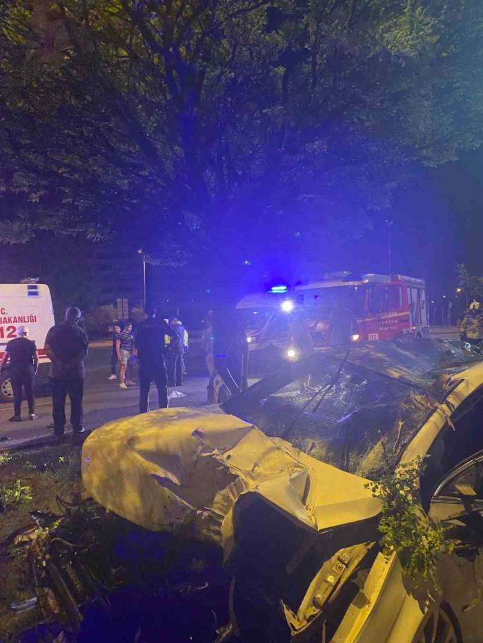 Ankara’da Aşırı Süratli Araç Ağaca Çarptı: 4 Yaralı