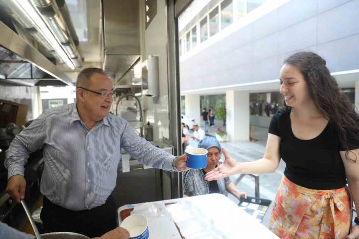 Antalya Büyükşehir’den 50 Bin Kişiye Aşure İkramı