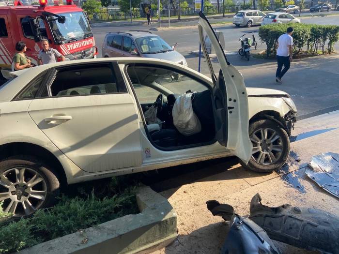 Direksiyon Başında Rahatsızlandı, Otomobiliyle Duvara Çarptı