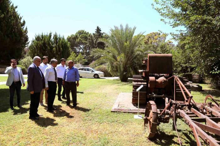 Adü Rektörü Kent, Sahaya İndi; Ziraat Fakültesi’nde İncelemelerde Bulundu