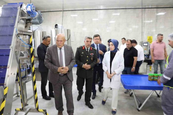 Başkan Pekmezci, Misafirlerine Fabrika Ve Tesisleri Gezdirdi