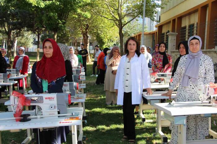 Dezavantajlı Kadınlara Evde Çalışmaları İçin Ücretsiz Dikiş Makineleri Verildi