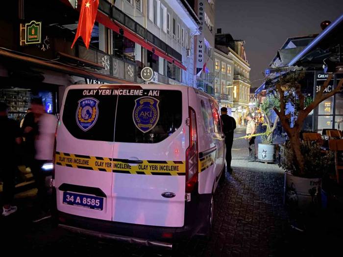 Beşiktaş Çarşı’da Kanlı Gece: Silahlı Saldırıya Uğrayan Motosikletli Ağır Yaralandı