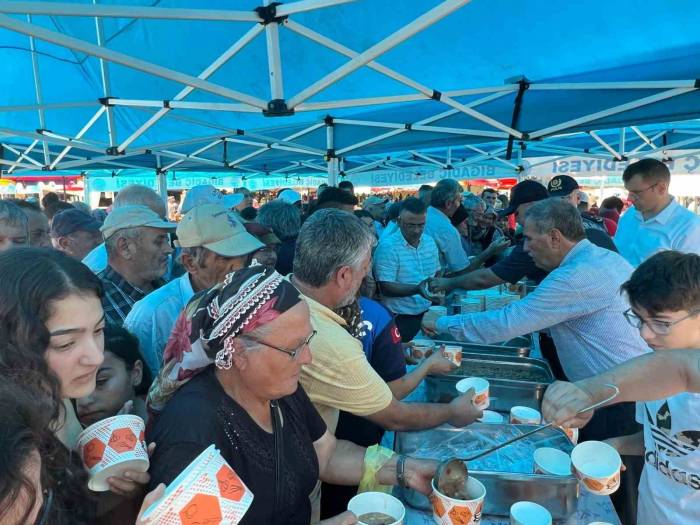 Bigadiç Belediyesinden Aşure İkramı